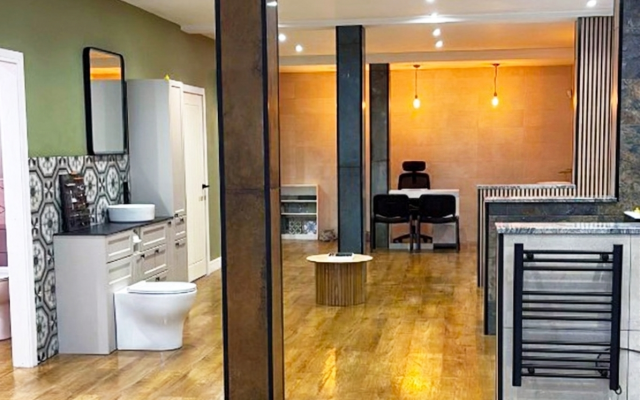 Inviting bathroom showroom showcasing stylish fixtures.
